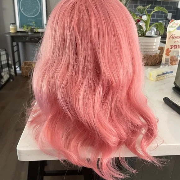 Pink wig with bangs - Picture 2 of 3